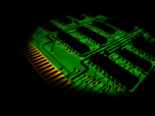 Code-breaking quantum algorithm run on a silicon chip