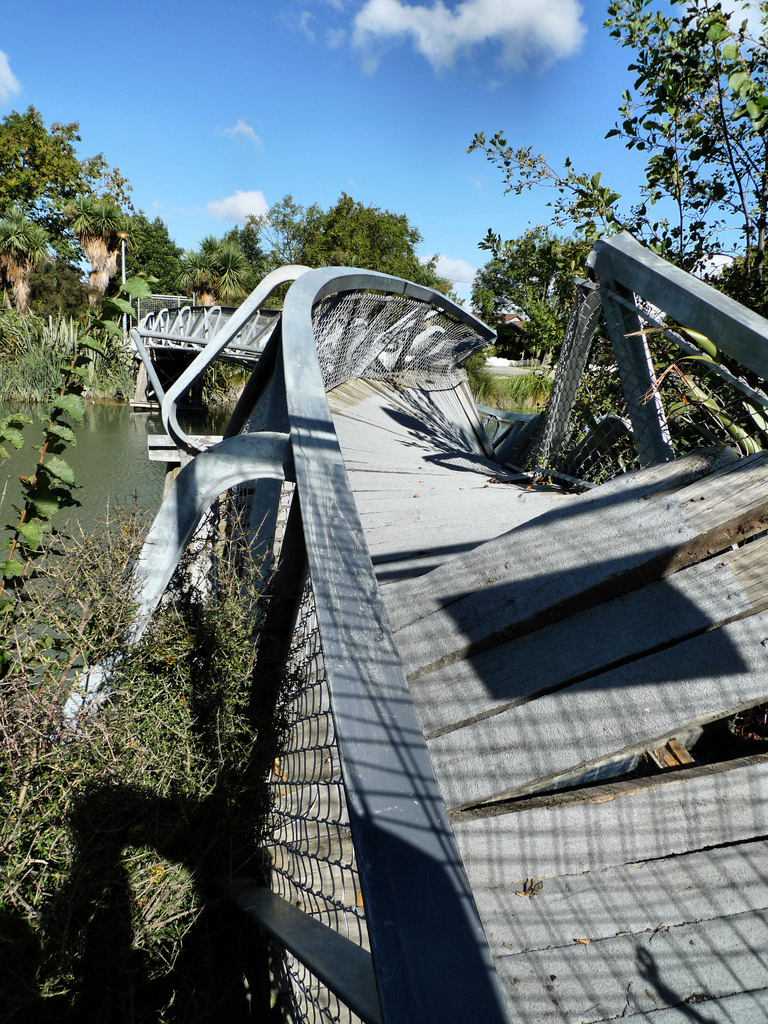 Flexible bridge bounces back after quake test
